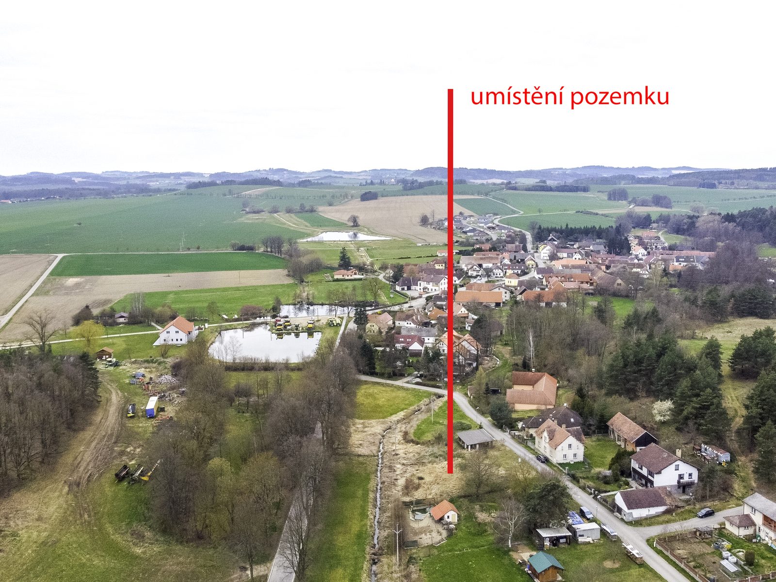 Stavební pozemek 907 m² v malebné obci Hajany – klid, příroda a skvělá dostupnost — fotka 1
